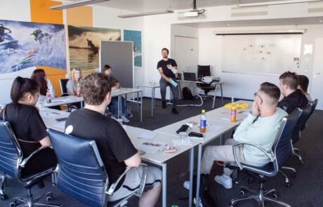 level-up-workshop-ipcenter Trainer hält einen Workshop mit Lehrlingen zu Level Up!