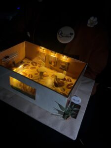 leuchtende Lichterkette im Cafe-Modell eines Medienlehrlings