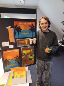 Medienlehrling Niklas Leeb vor seinem Cafe-Konzept