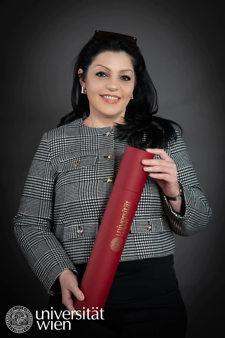 Dzenita bei ihrem Doktoratsstudiumabschluss in Linguistik