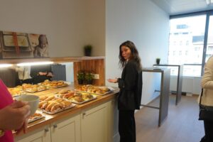 Projektmanagerin Nevena beim Buffet
