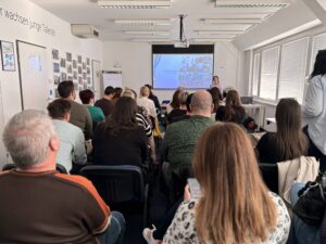 Projektmanagerin Nevena während dem Präsentieren in der Breitenfurter Straße