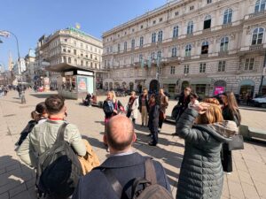 Partner:innen des PATHS Projekts beim Spazieren durch die Wiener Innenstadt