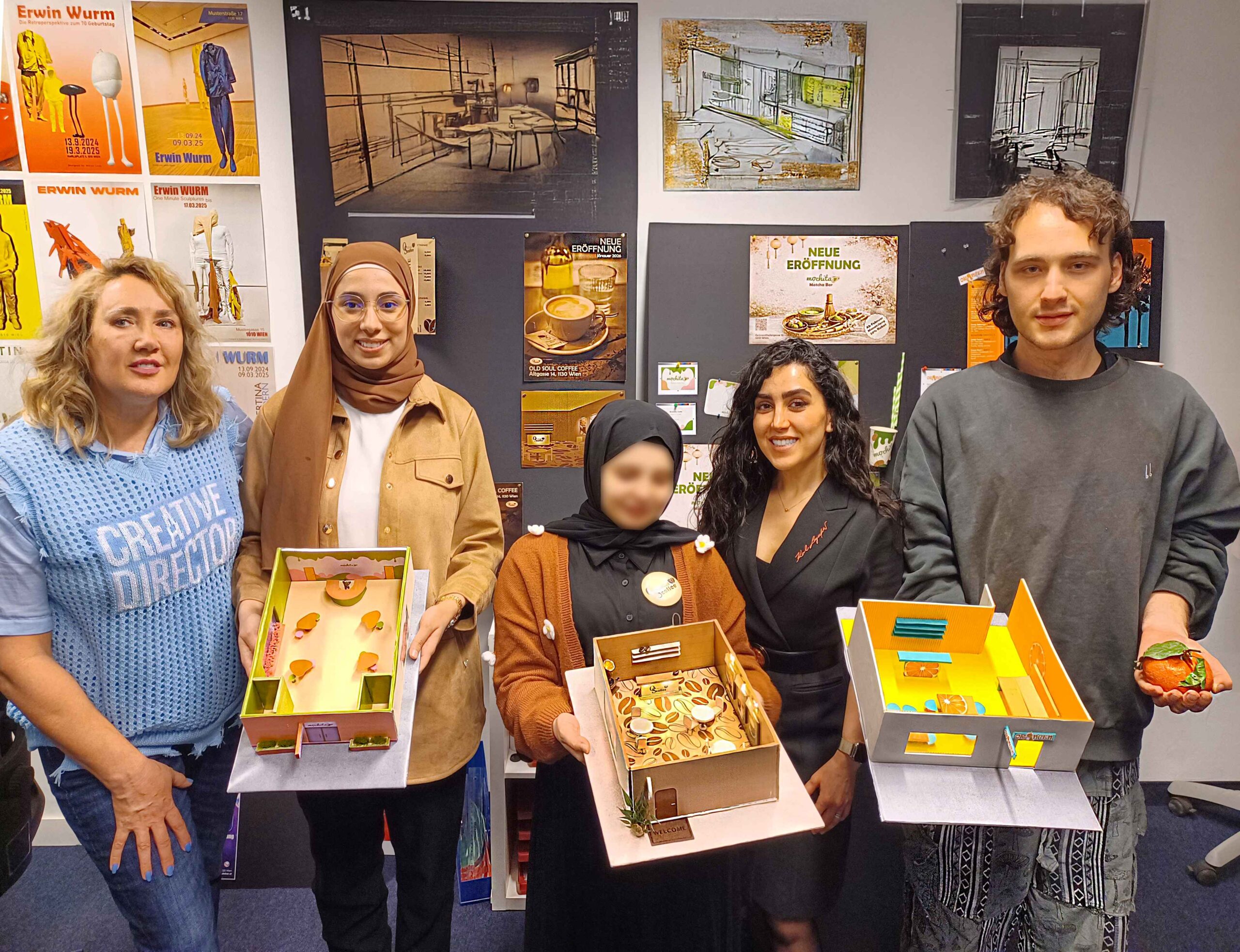 Medienlehrlinge Praesentation Bar Gruppenfoto c ipcenter.at GmbH 1 scaled - ipcenter