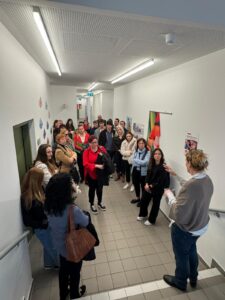 Partner:innen des PATHS Projekts während einer Führung durch die Jugendwerkstatt