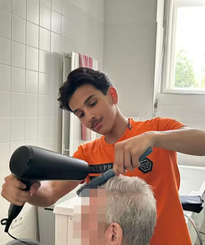 Mohammad Abdulfatah beim Haare schneiden