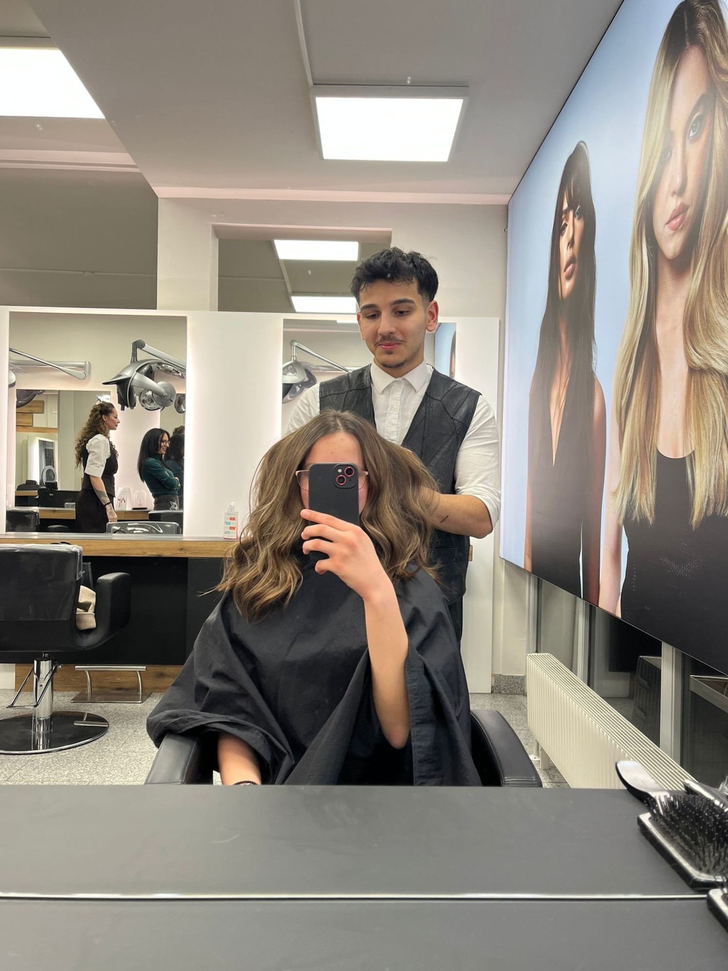Mohammad Abdulfatah beim Haare schneiden einer Kundin