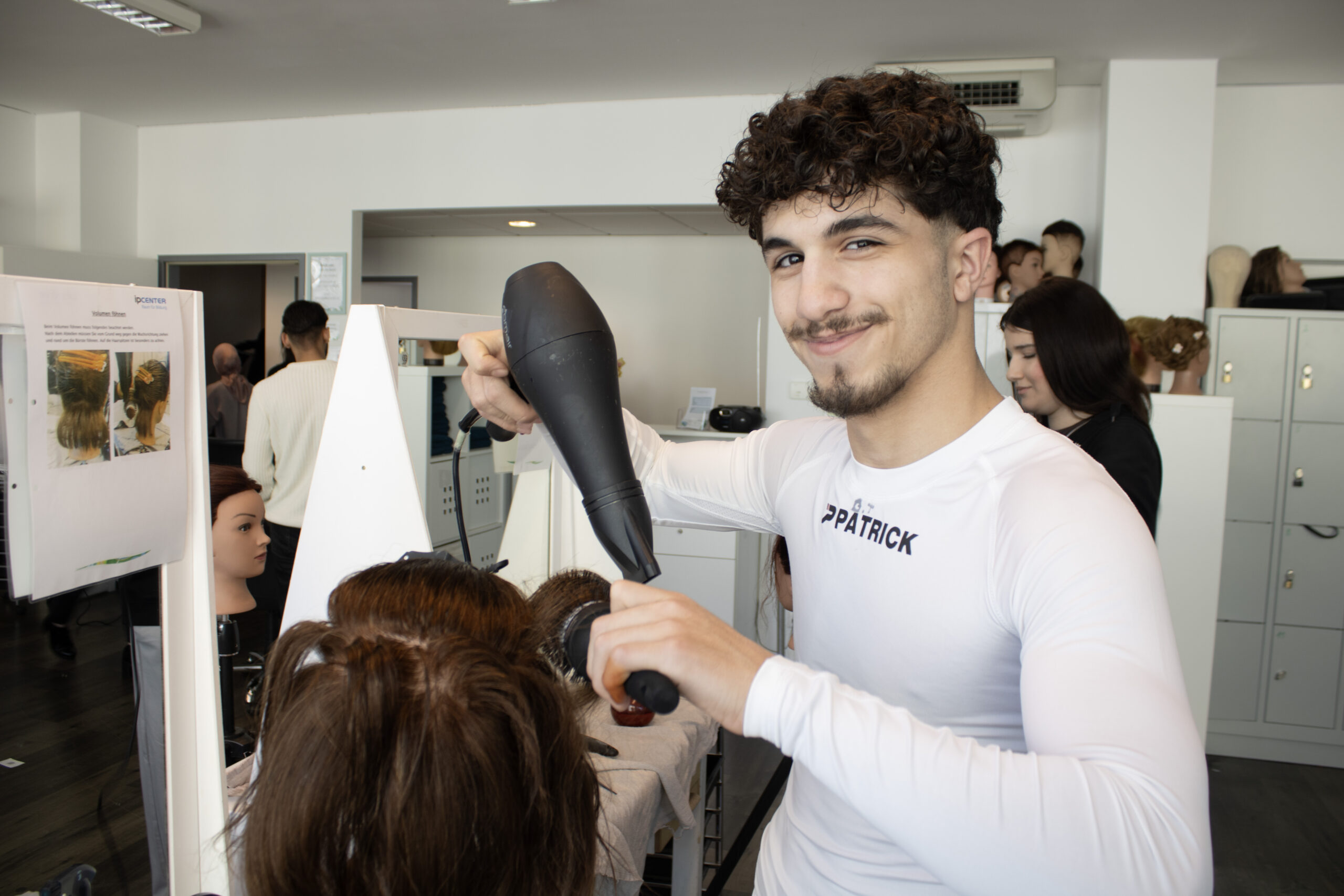 lehrling-fri Lehrling der ÜBA Friseur:in (Stylist:in)