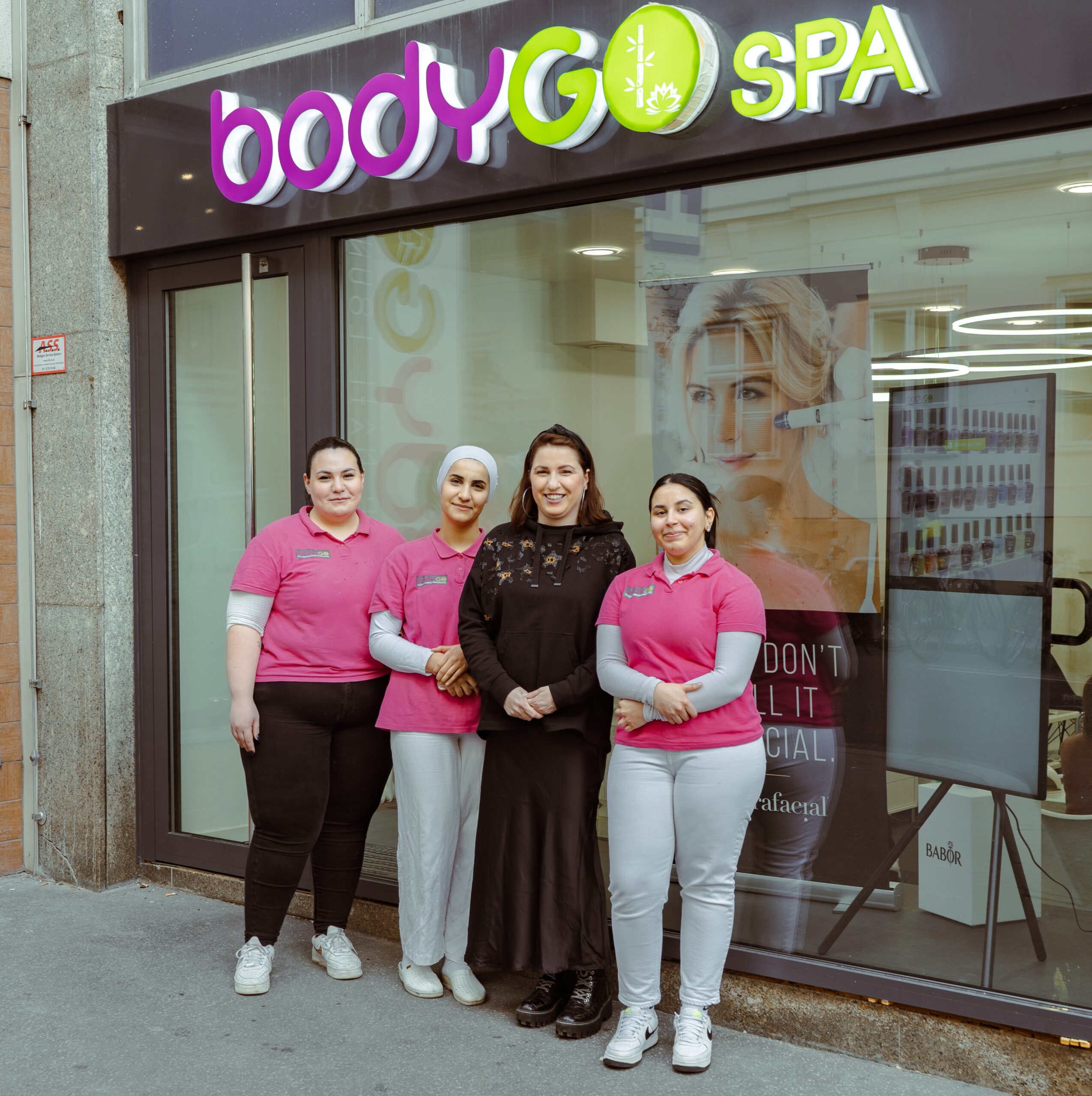 ÜBA KOFU Lehrlinge der ÜBA Kosmetik & Fußpflege vor dem bodyGoSpa